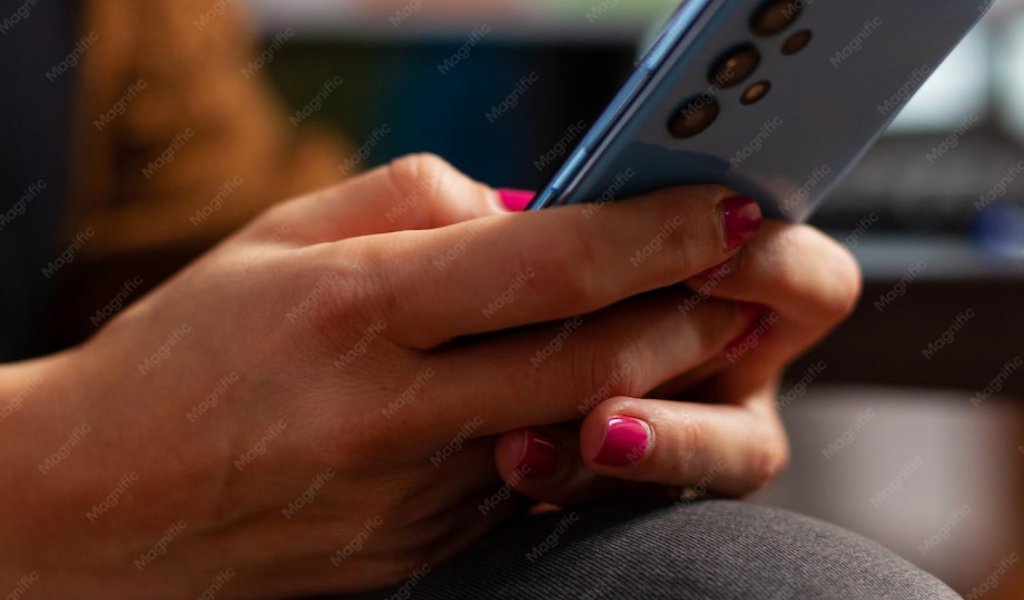 Profissional usando smartphone para conversar e compartilhar links em aplicativos de mensagem, ilustrando o conceito de Dark Social no marketing digital