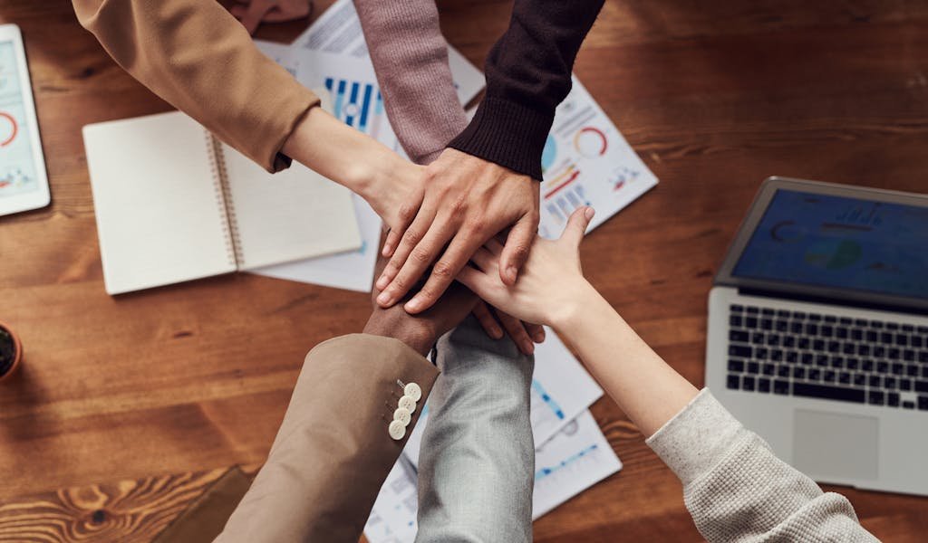 Equipe colaborando e construindo comunidade de marca