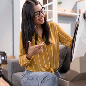 Criadora de conteudo gravando video de social commerce com smartphone