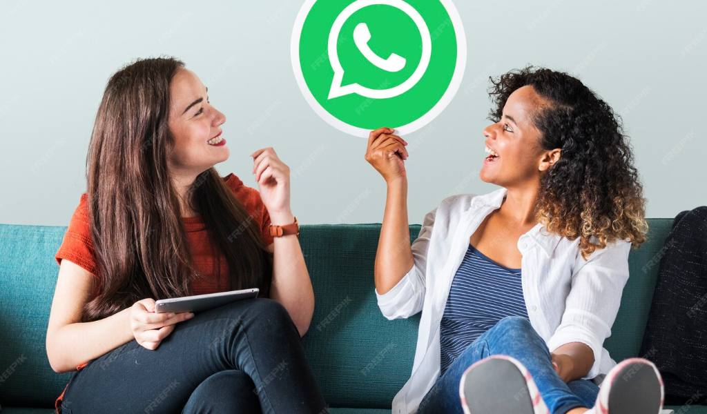 Smartphone com ícone do WhatsApp Messenger para marketing digital