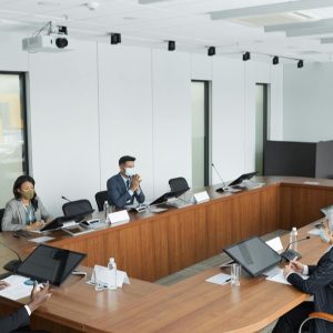 Equipe de marketing e vendas alinhada em estratégia B2B