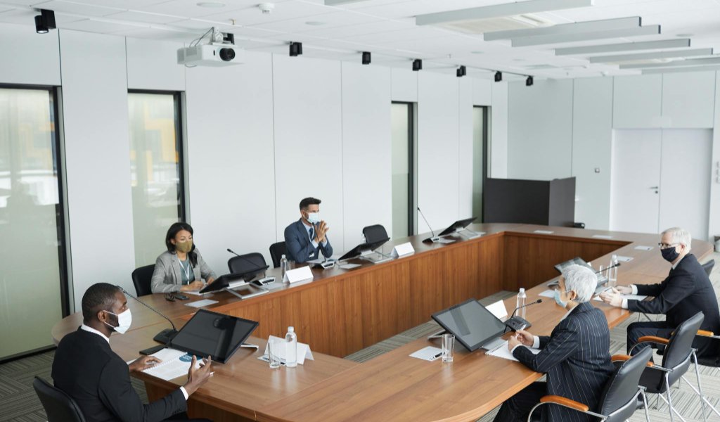 Equipe de marketing e vendas alinhada em estratégia B2B