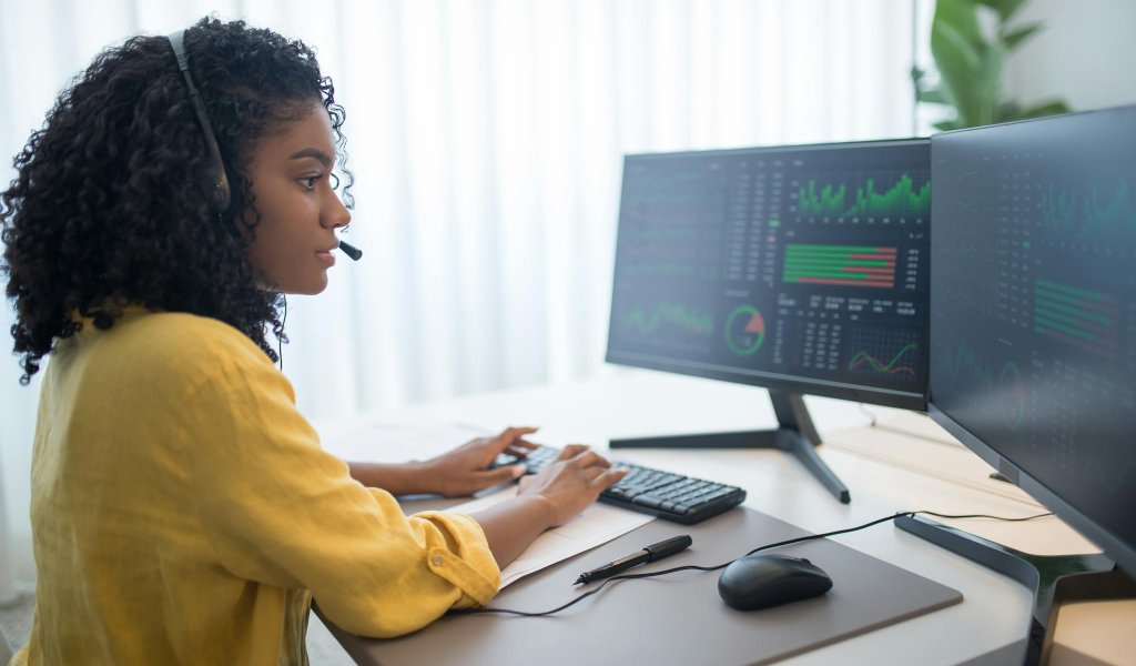 Profissional analisando dados de clientes em Customer Data Platform