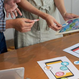 Equipe analisando conteudo interativo em tablet com icones
