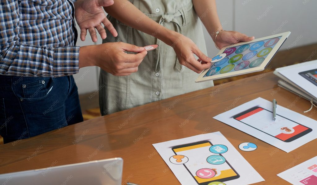 Equipe analisando conteudo interativo em tablet com icones