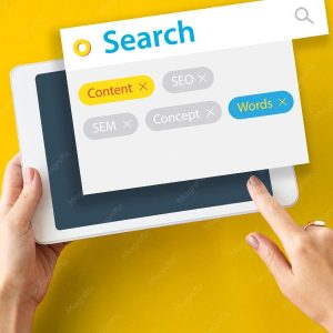 Conceito de SEO com palavras-chave em blocos sobre uma mesa de trabalho