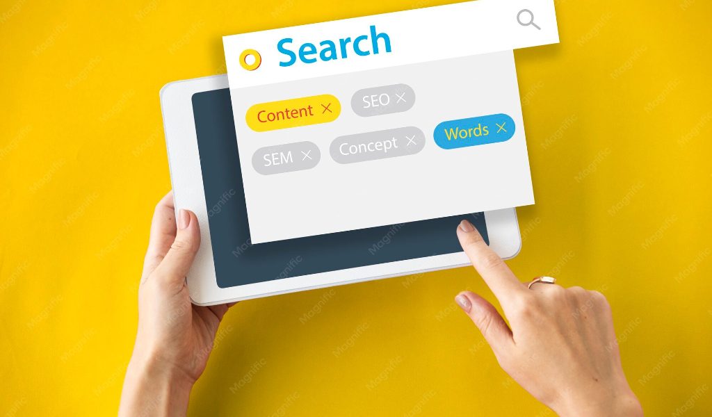 Conceito de SEO com palavras-chave em blocos sobre uma mesa de trabalho