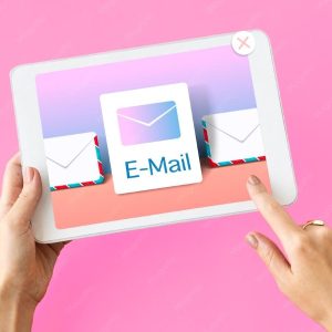 Conceito de inbox de email marketing com notificacoes em laptop