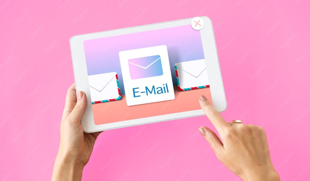 Conceito de inbox de email marketing com notificacoes em laptop