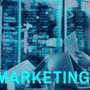 Profissionais analisando dados em painel digital de marketing