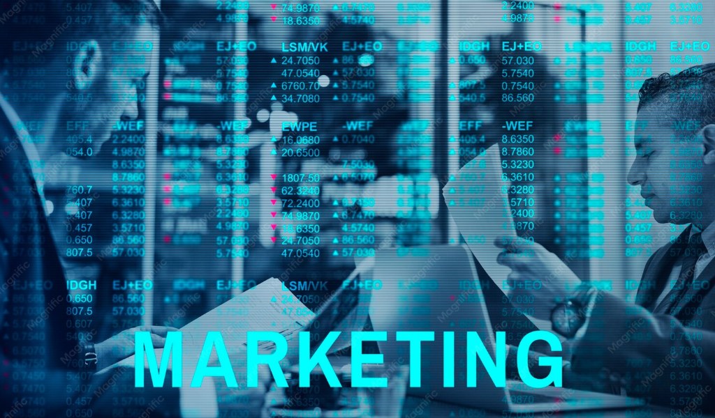 Profissionais analisando dados em painel digital de marketing