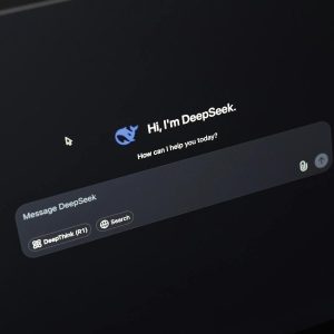 Interface de chatbot com IA conversacional em smartphone representando integração de inteligência artificial ao CRM de vendas