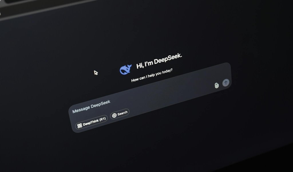 Interface de chatbot com IA conversacional em smartphone representando integração de inteligência artificial ao CRM de vendas