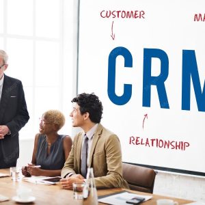 Conceito de CRM e estrategia de marketing com elementos digitais