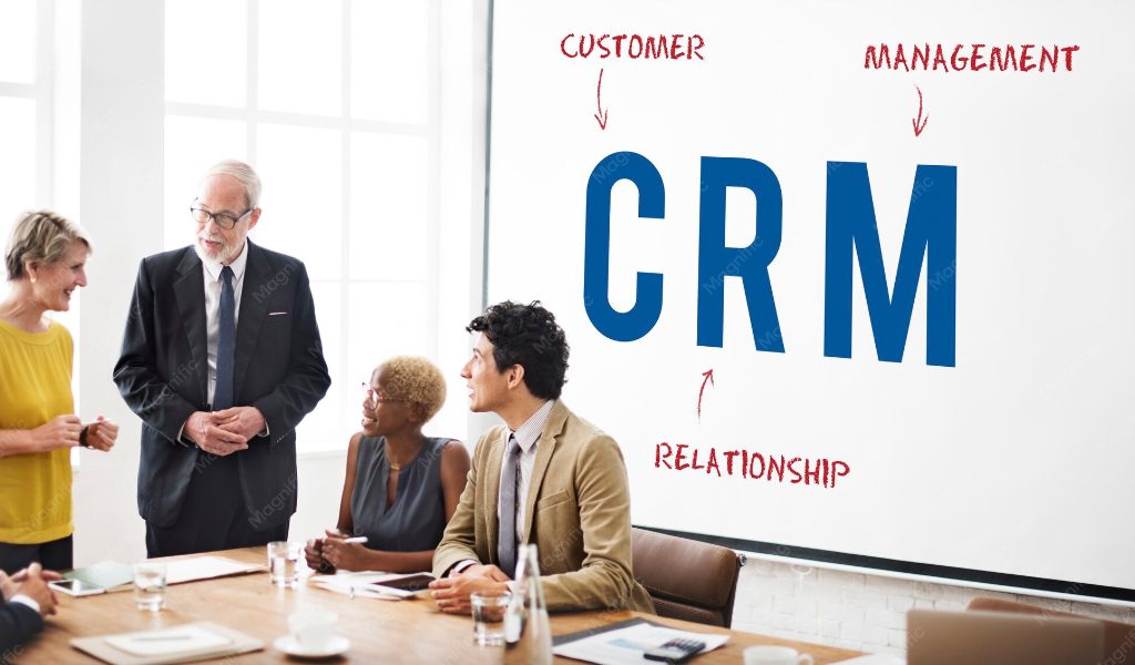 Conceito de CRM e estrategia de marketing com elementos digitais