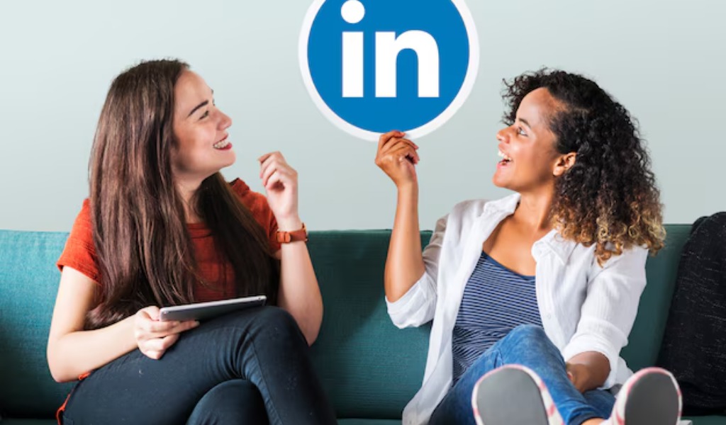 Profissionais de negocios segurando o logo do LinkedIn representando marketing B2B