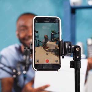 Microinfluenciador gravando conteudo de marca em smartphone