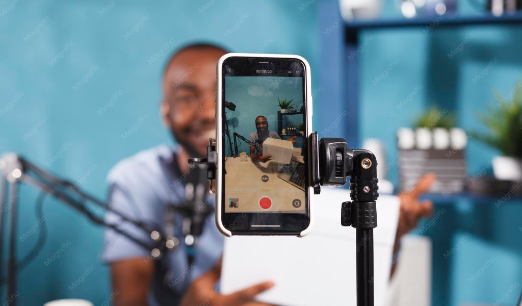 Microinfluenciador gravando conteudo de marca em smartphone