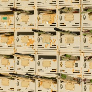 Caixas de correio com newsletters representando audiência própria