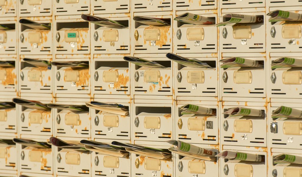 Caixas de correio com newsletters representando audiência própria