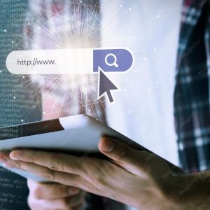 Pessoa trabalhando em codigo HTML, representando implementacao de Schema Markup para SEO