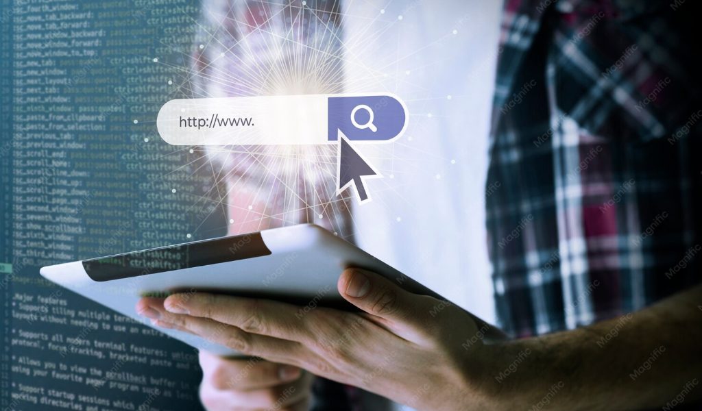 Pessoa trabalhando em codigo HTML, representando implementacao de Schema Markup para SEO