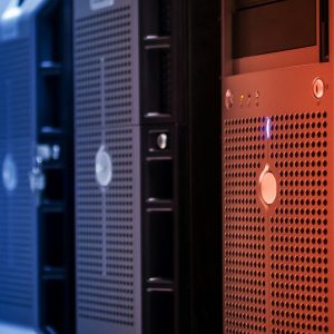 Servidor processando dados de marketing em data center