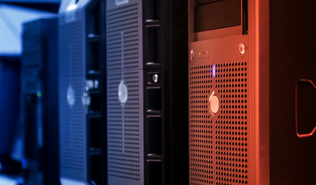 Servidor processando dados de marketing em data center