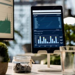 Workspace mostrando dashboard com analytics e infográficos de marketing