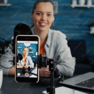 Criadora de conteúdo gravando vídeo curto com smartphone