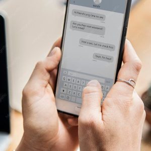 Mulher utilizando WhatsApp em smartphone para marketing conversacional