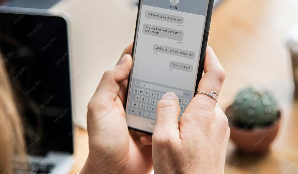 Mulher utilizando WhatsApp em smartphone para marketing conversacional