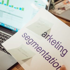 Análise de SEO em laptop com gráficos e métricas de busca