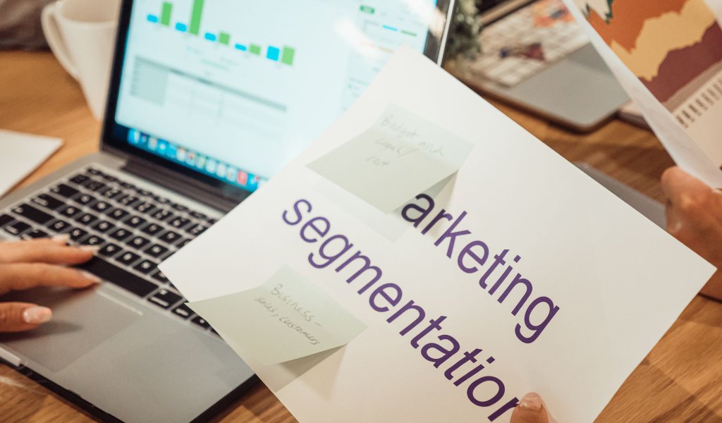 Análise de SEO em laptop com gráficos e métricas de busca