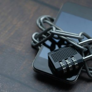 Smartphone com cadeado de privacidade representando Consent Mode v2 LGPD e tracking digital