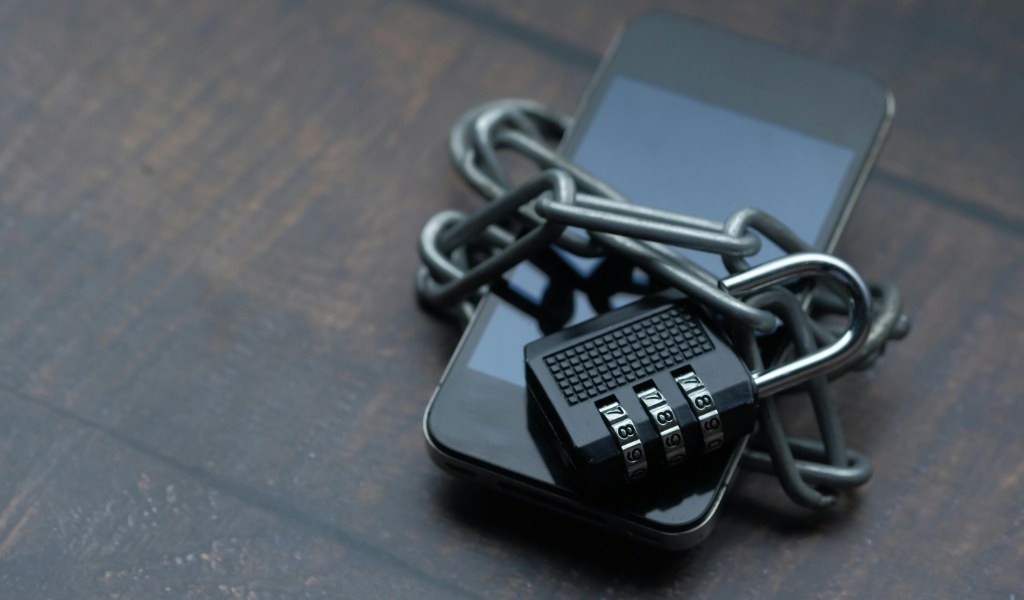 Smartphone com cadeado de privacidade representando Consent Mode v2 LGPD e tracking digital