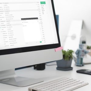 Profissional de marketing montando fluxo de automação de e-mails no computador