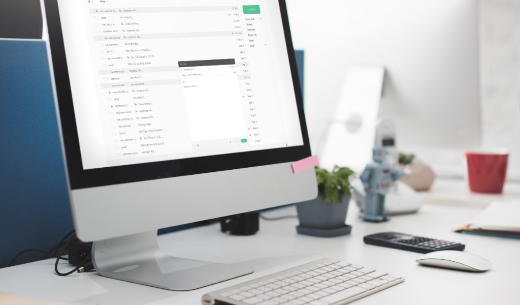 Profissional de marketing montando fluxo de automação de e-mails no computador
