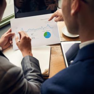 Profissional analisando gráficos de desempenho comercial para lead scoring