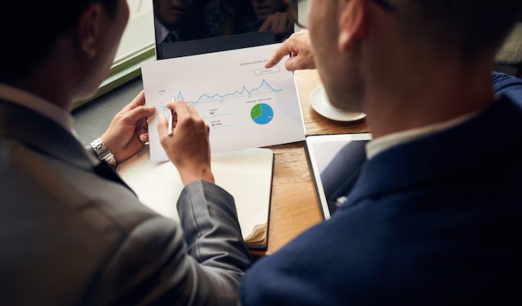 Profissional analisando gráficos de desempenho comercial para lead scoring