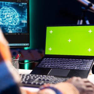 Profissional usando inteligência artificial em um computador para criar conteúdo