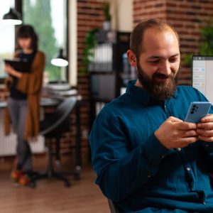 Profissional analisando conversas de redes sociais no smartphone