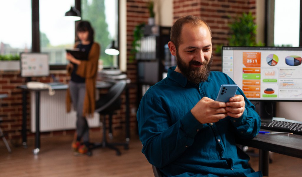 Profissional analisando conversas de redes sociais no smartphone