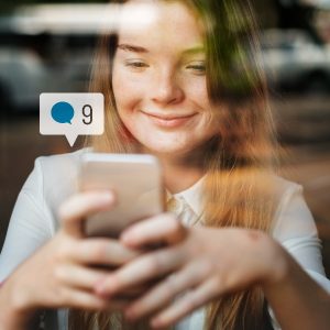 Jovem pesquisando em smartphone representando buscas em redes sociais